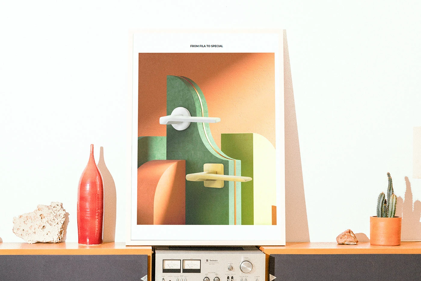La lámina From Fila to Special enmarcada sobre un aparador con un amplificador vintage — la revista viviendo en interiores reales