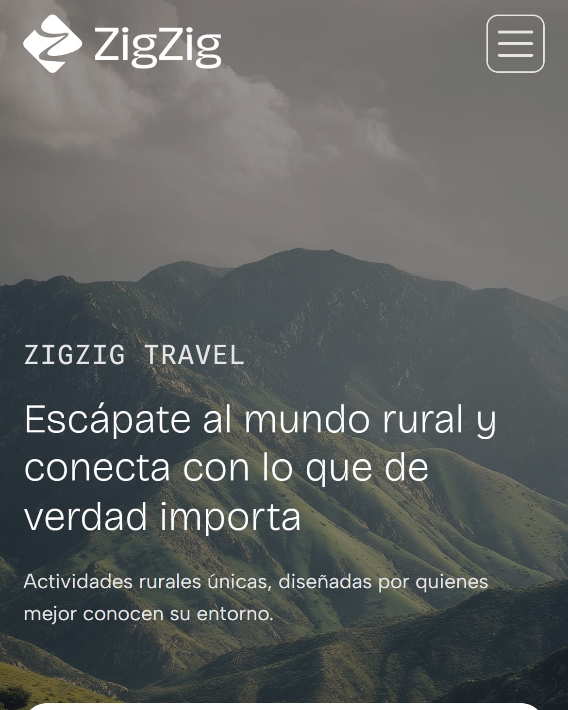 Home de zigzigtravel.com en móvil: isotipo en la cabecera y titular en Bricolage Grotesque sobre la montaña