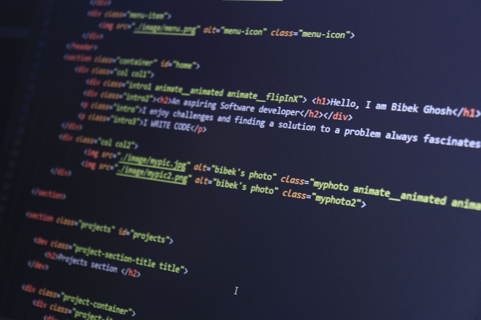 Código HTML y CSS en una pantalla